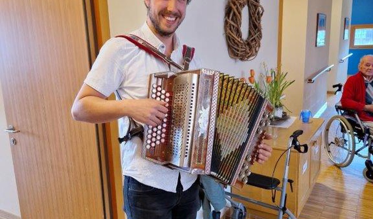 Aaron mit der Handorgel