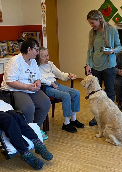 Besuch von Denise und ihrem Therapiehund Ginger
