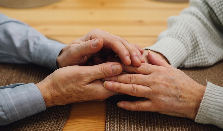 Lebensqualität und Würde für Menschen mit Demenz und deren Angehörige